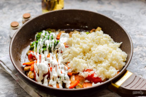 Рис с овощами в сметанном соусе - фото шаг 6