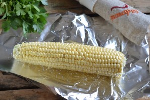 Кукуруза, запеченная в фольге на мангале - фото шаг 2