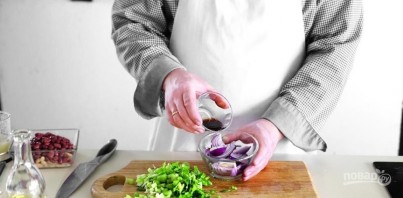Салат с красной фасолью и кириешками - фото шаг 2