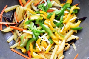 Картофель, жареный с овощами по-азиатски - фото шаг 3