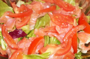 Простой салат с семгой слабосоленой - фото шаг 3