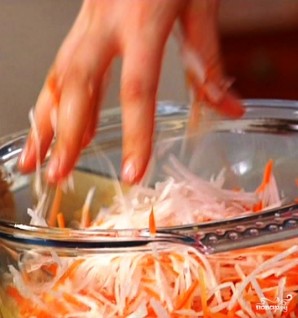 Салат из редьки с морковью - фото шаг 2