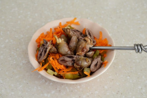 Салат с сердечками, морковью и луком - фото шаг 8