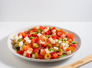 Овощной салат с сухариками - фото шаг 6