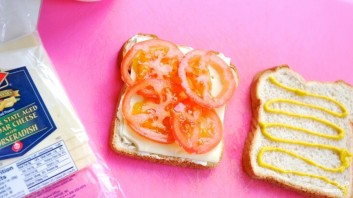 Бутерброд с ветчиной и помидорами - фото шаг 2