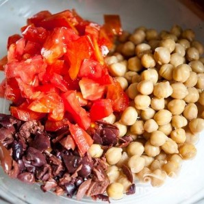 Салат с квиноа, бараньим горохом и помидорами - фото шаг 2