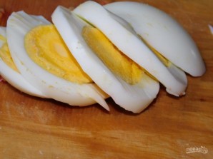 Чесночные бутерброды с яйцами и помидорами - фото шаг 3