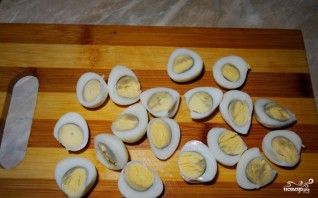 Салат с перепелиными яйцами и тунцом - фото шаг 3