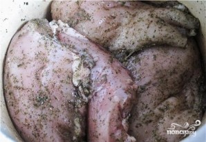 Куриная грудка, тушенная в молоке - фото шаг 1