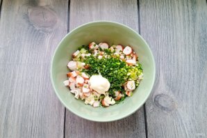 Салат из крабовых палочек с луком и зеленью - фото шаг 5