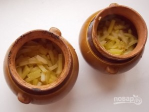 Картошка с сосисками в горшочках - фото шаг 3