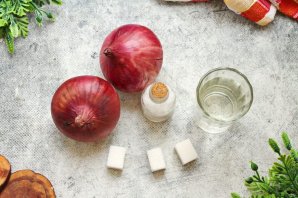 Лук с уксусом - фото шаг 1