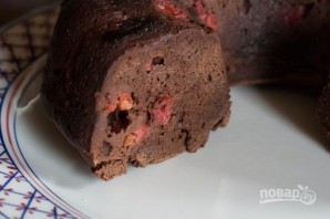 Шоколадный пирог с вишней и миндалем - фото шаг 9