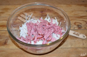 Салат с салями и сыром - фото шаг 2