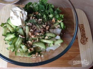 Салат из сельдерея с огурцом и орехами - фото шаг 4