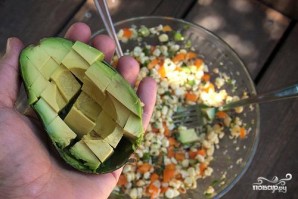 Салат из кукурузы, болгарского перца и авокадо - фото шаг 7