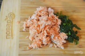 Ролл из омлета со шпинатом и лососем в азиатском стиле - фото шаг 2