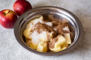 Слоеный пирог с яблоками из готового теста - фото шаг 5