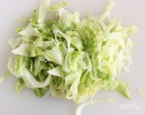 Вкусный салат из крабовых палочек с овощами - фото шаг 3