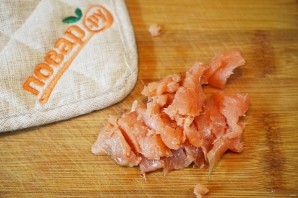 Норвежский салат с лососем на хлебе - фото шаг 1