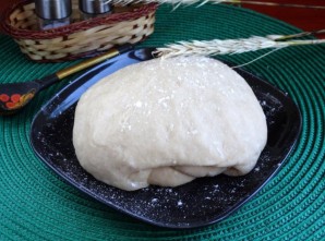 Дрожжевое тесто на кефире для пирога - фото шаг 8