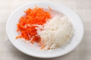 Свежий салат из капусты с морковью - фото шаг 2