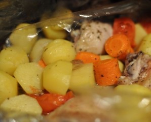 Курица с овощами в рукаве - фото шаг 5