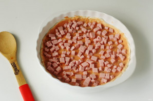 Пицца на слоеном тесте с колбасой - фото шаг 4