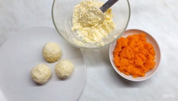 Салат-закуска из сыра с чесноком и майонезом - фото шаг 2
