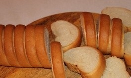 Горячий бутерброд со шпротами - фото шаг 1