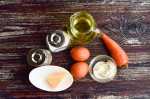 Яичный рулет с сыром и морковью - фото шаг 1