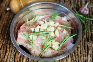 Свиная корейка с розмарином и чесноком в духовке - фото шаг 4