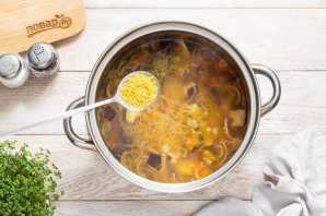 Постный грибной суп из замороженных грибов - фото шаг 10