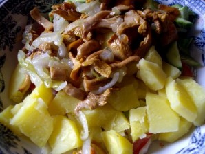 Салат с лисичками и картофелем - фото шаг 3