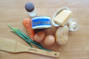 Слоеный салат с консервированной горбушей - фото шаг 1