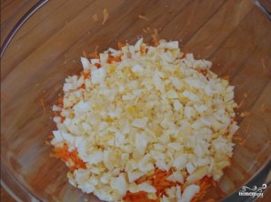 Морковь с яйцом - фото шаг 2
