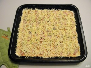 Пицца из слоеного бездрожжевого теста в духовке - фото шаг 5