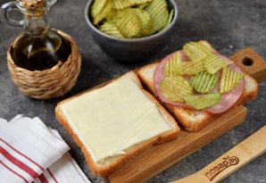 Сэндвич с жареной колбасой и чипсами - фото шаг 4