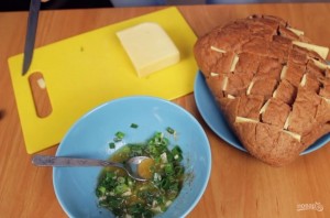 Хлеб с сыром и чесноком - фото шаг 2