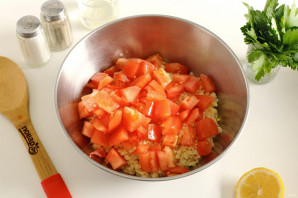 Салат с булгуром и помидорами - фото шаг 4