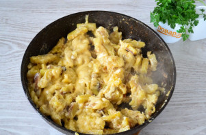 Картофель со сметаной и сыром на сковороде - фото шаг 7