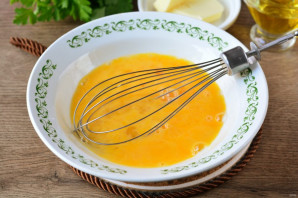 Жареные макароны с яйцом на сковороде - фото шаг 5