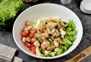 Салат с морепродуктами и красной икрой - фото шаг 5