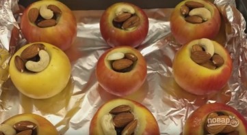 Запеченные яблоки с орехами и изюмом - фото шаг 5