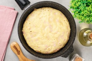 Пирог с одним яйцом на сковороде - фото шаг 8