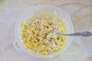 Салат с копченой курицей, ананасом, сыром и кукурузой - фото шаг 8