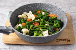 Замороженные овощи на сковороде - фото шаг 3