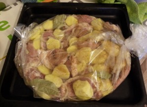 Свинина с картошкой в пакете в духовке - фото шаг 4