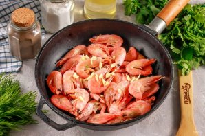 Креветки жареные с чесноком и соевым соусом на сковороде - фото шаг 4