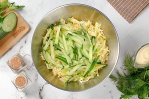 Салат с пекинской капустой, кукурузой и яйцом - фото шаг 3